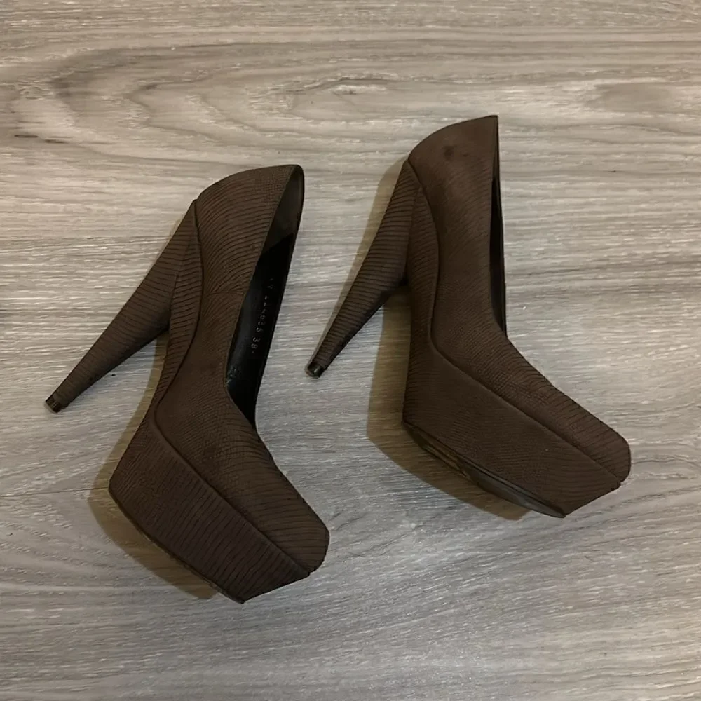 Yves Saint Laurent HEELS SIZE 38